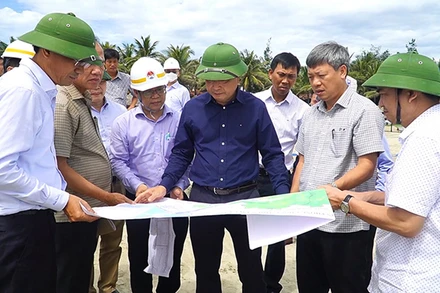 Đoàn công tác khảo sát tại bờ biển Cửa Đại (Hội An).