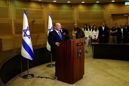 Thủ tướng Bennett phát biểu trước truyền thông tại trụ sở Quốc hội Israel, ngày 29/6. (Ảnh: Reuters)