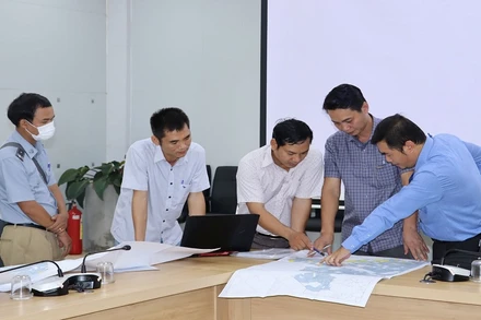 Đại diện các đơn vị thống nhất các vị trí đất bàn giao trên bản đồ.