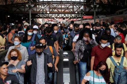 Người dân đi thang cuốn tại ga Luz ở Sao Paulo, Brazil, ngày 12/1/2022. (Ảnh: Reuters)