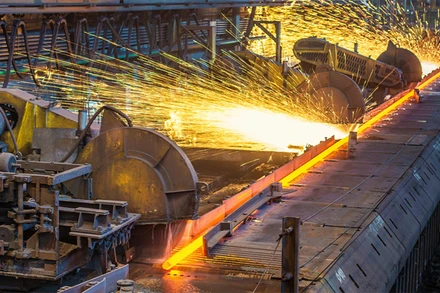 Thị trường hàng hóa chìm trong sắc đỏ