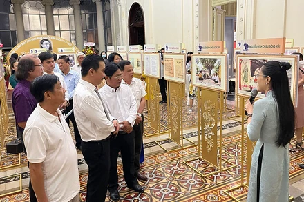 Đại biểu tham quan triển lãm trong buổi khai mạc.