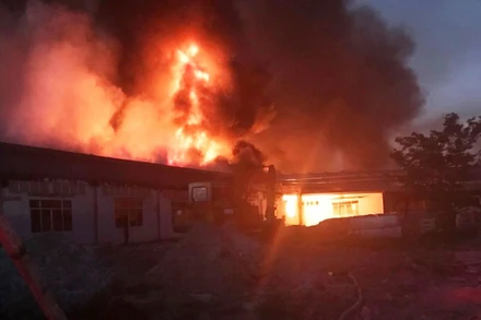 Ngọn lửa cháy dữ dội, lan rộng ra nhiều khu vực. (Ảnh: CTV)