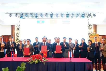 Lãnh đạo 3 tỉnh ký kết biên bản hợp tác giai đoạn 2022-2024.