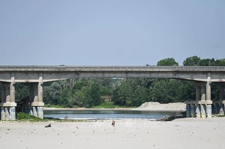 Sông Po ở Boretto, đông bắc Parma, Italy, khô cạn do hạn hán ngày 15/6/2022. (Ảnh: AFP/TTXVN)