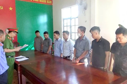 Cơ quan chức năng tống đạt quyết định khởi tố vụ án, khởi tố các bị can.