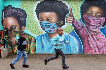 Một góc của khu vực Kliptown tại Soweto, gần TP Johannesburg, Nam Phi, trong đợt bùng phát Covid-19 tháng 10/2021. (Ảnh: Reuters)