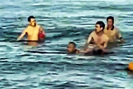 Hình ảnh Trung tá quân nhân chuyên nghiệp Bùi Văn Nhiên cùng người dân cứu cháu bé bị đuối nước. (ẢNH: QĐND)