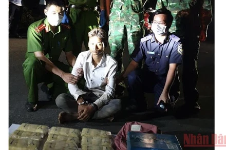 Lực lượng chức năng bắt giữ đối tượng cùng tang vật.