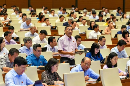 Đại biểu Phạm Văn Hòa phát biểu tại hội trường Quốc hội. (Ảnh: KHOA LINH)