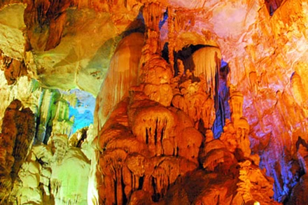 Vẻ đẹp huyền bí Động Tiên Sơn. Ảnh: thanhhoa.gov.vn.