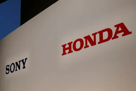Logo của Sony và Honda tại địa điểm họp báo chung ở Tokyo, Nhật Bản, ngày 4/3/2022. Ảnh: Reuters
