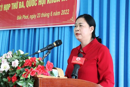 Bí thư Trung ương Đảng, Trưởng Ban Dân vận Trung ương Bùi Thị Minh Hoài phát biểu tại buổi tiếp xúc cử tri xã Đắk Phơi, huyện Lắk.