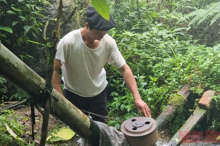 Ông Lý Văn Toàn, thôn Xà Phìn, xã Phương Tiến, huyện Vị Xuyên (Hà Giang) sửa thiết bị điện nước mini của gia đình.