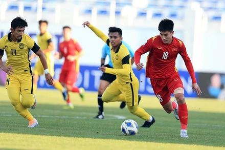 Tiền đạo Nhâm Mạnh Dũng (số 18), cầu thủ ghi bàn mở tỷ số cho U23 Việt Nam trong trận gặp U23 Malaysia. (Ảnh SONG NGỌC)