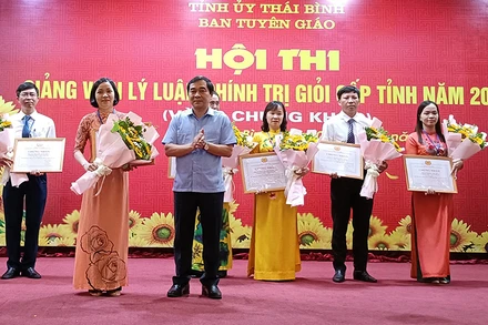 Đồng chí Nguyễn Tiến Thành, Phó Bí thư Thường trực Tỉnh ủy Thái Bình trao giải Nhất cho thí sinh Nguyễn Thị Hương Thu.