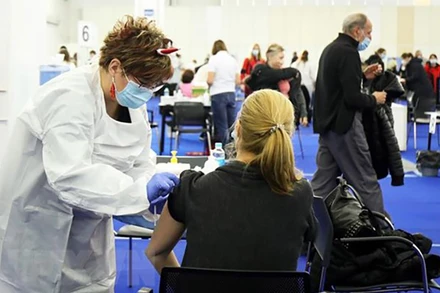 Tiêm vaccine phòng Covid-19 cho người dân tại Zagreb, Croatia ngày 24/12/2021. (Ảnh: THX/TTXVN)