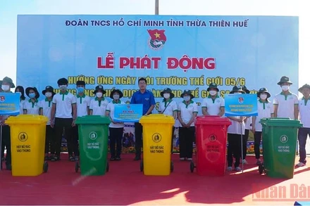 Ra mắt các đội hình tuyên truyền xây dựng nhà hàng, quán ăn văn minh và chợ dân sinh giảm rác thải nhựa. (Ảnh: N.V)