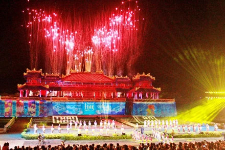 Tiết mục nghệ thuật khai mạc Tuần lễ Festival Huế 2022 với chủ đề “Di sản văn hóa với hội nhập và phát triển”.