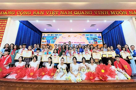 Đại diện ban tổ chức và những thí sinh giành giải của cuộc thi tại Lễ tổng kết.