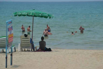 Du khách nước ngoài thư giãn trên bãi biển Patong ở Phuket. (Ảnh: Bưu điện Bangkok)