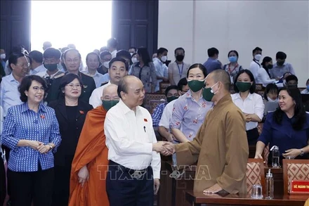 Chủ tịch nước Nguyễn Xuân Phúc và các cử tri. (Ảnh: Thống Nhất/TTXVN)