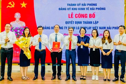 Trao quyết định thành lập Đảng bộ Công ty trách nhiệm hữu hạn LG Display Việt Nam Hải Phòng.