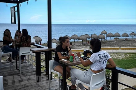 Khách du lịch tại một nhà hàng ở Havana, Cuba. (Ảnh: AFP/TTXVN)
