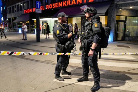 Lực lượng an ninh bảo vệ khu vực bên ngoài London Pub, ngày 25/6. (Ảnh: NTB)