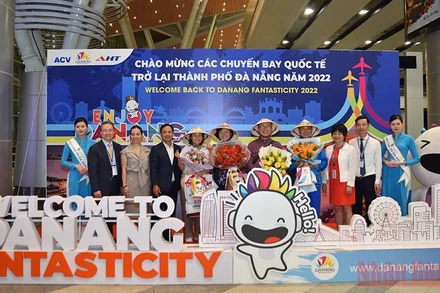 Đón và tặng quà các du khách Hàn Quốc.