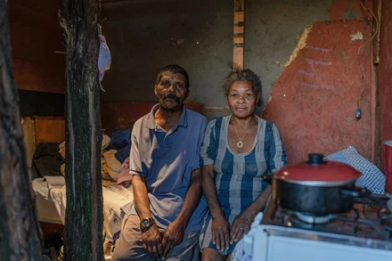 Bà Ana Maria Nogueira và chồng, ông Eraldo, trong căn nhà của họ tại Jardim Keralux, một khu phố nghèo ở phía đông Sao Paulo. Các chuyên gia cho biết tỷ lệ nghèo đói và mất an ninh lương thực đã tăng lên ở Brazil trong vài năm gần đây. Ảnh: Al Jazeera
