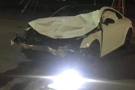 Cú đâm mạnh khiến chiếc ô-tô hư hỏng nặng phần đầu.