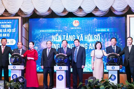 Lãnh đạo tỉnh Long An ấn nút ra mắt nền tảng xã hội số - ứng dụng Long An ID.