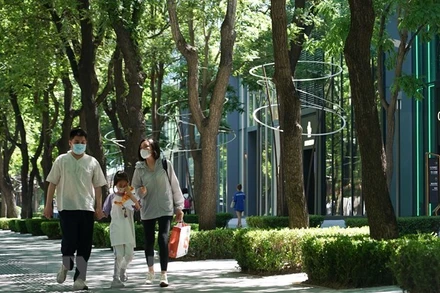 Người dân đeo khẩu trang phòng dịch Covid-19 tại Bắc Kinh, Trung Quốc, ngày 29/5/2022. (Ảnh: THX/TTXVN)