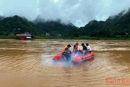 Nhân lực cùng phương tiện tìm kiếm nạn nhân đuối nước trên sông Mã.