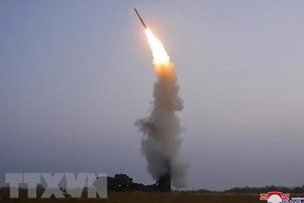 Triều Tiên phóng thử tên lửa phòng không mới của Học viện Khoa học quốc phòng, ngày 30/9/2021. (Ảnh: KCNA/TTXVN)