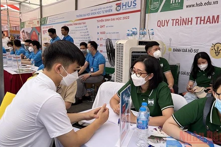 Đại học Quốc gia Hà Nội tư vấn tuyển sinh năm 2022 cho thí sinh.