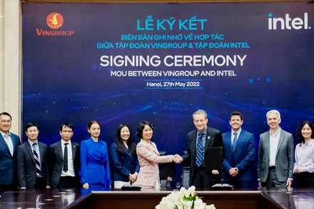 Lễ ký kết biên bản ghi nhớ giữa Vingroup và Intel.