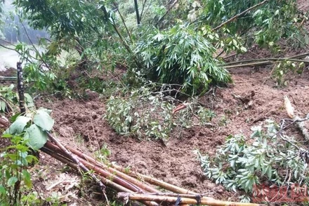 Mưa lớn làm sạt lở tuyến đường liên xã, gây ách tắc giao thông cục bộ, cô lập xã Dền Thàng, huyện Bát Xát (Lào Cai).