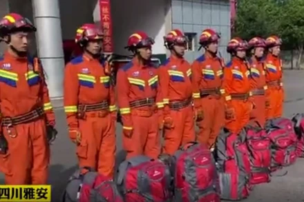 Lực lượng chức năng lên đường triển khai công tác tìm kiếm cứu hộ. (Ảnh cắt từ clip của Tân Hoa xã)