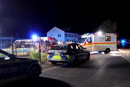 Cảnh sát đã bắt giữ đối tượng 31 tuổi ngay tại cổng trại tị nạn. (Ảnh: DPA)