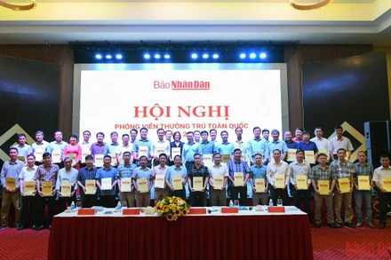 Các đồng chí PVTT nhận quyết định thành lập Văn phòng đại diện và cử làm Trưởng Văn phòng đại diện tại các địa phương. (Ảnh: Thành Đạt)