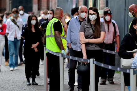 Người dân xếp hàng để tiêm vaccine ngừa Covid-19 tại Berlin, Đức, ngày 9/8/2021. (Ảnh: Reuters)