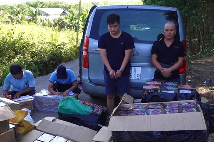 Hiện trường bắt 2 đối tượng vận chuyên 550 kg pháo hoa nổ trái phép.