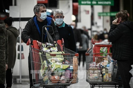 Người dân mua hàng trong siêu thị tại Bordeaux, Pháp. (Ảnh: AFP/TTXVN)