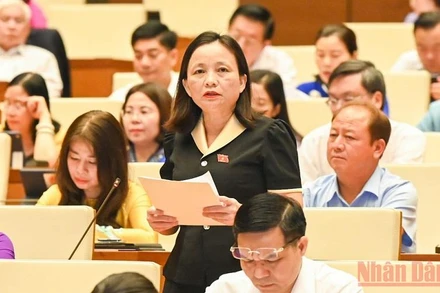 Đại biểu Cầm Thị Mẫn (Thanh Hóa) phát biểu thảo luận tại hội trường sáng 1/6. (Ảnh: LINH NGUYÊN)