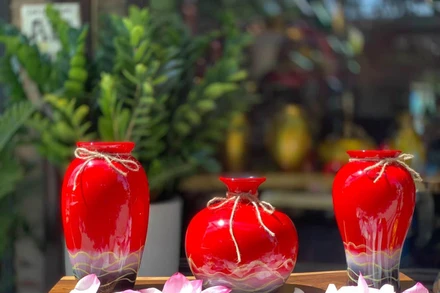 Sản phẩm của sơn mài Hạ Thái được ưa chuộng làm quà tặng du lịch. 