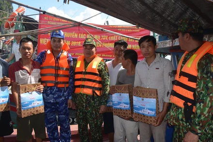 Tặng quà cho ngư dân khu vực ven biển Hạ Long.