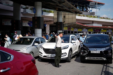 Hành khách cần tuân thủ sự hướng dẫn, điều tiết của lực lượng chức năng tại Cảng hàng không.