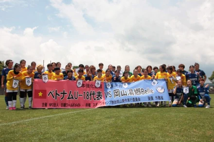 Các cầu thủ nữ U18 Việt Nam và CLB Yunogo Belle giao lưu trước trận đấu. (Ảnh: VFF)